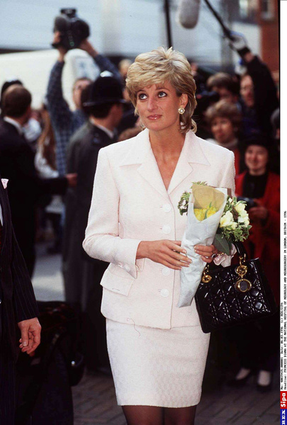 Ставим лайк: 3 сумки в стиле Lady Dior как у принцессы Дианы на Met Gala 1996 и Элизабет Дебики в сериале «Корона»