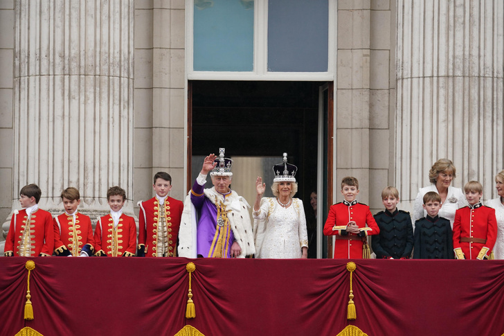 Это фото войдет в историю: новый состав королевской семьи на балконе Букингемского дворца (Карл и Камилла во главе!)
