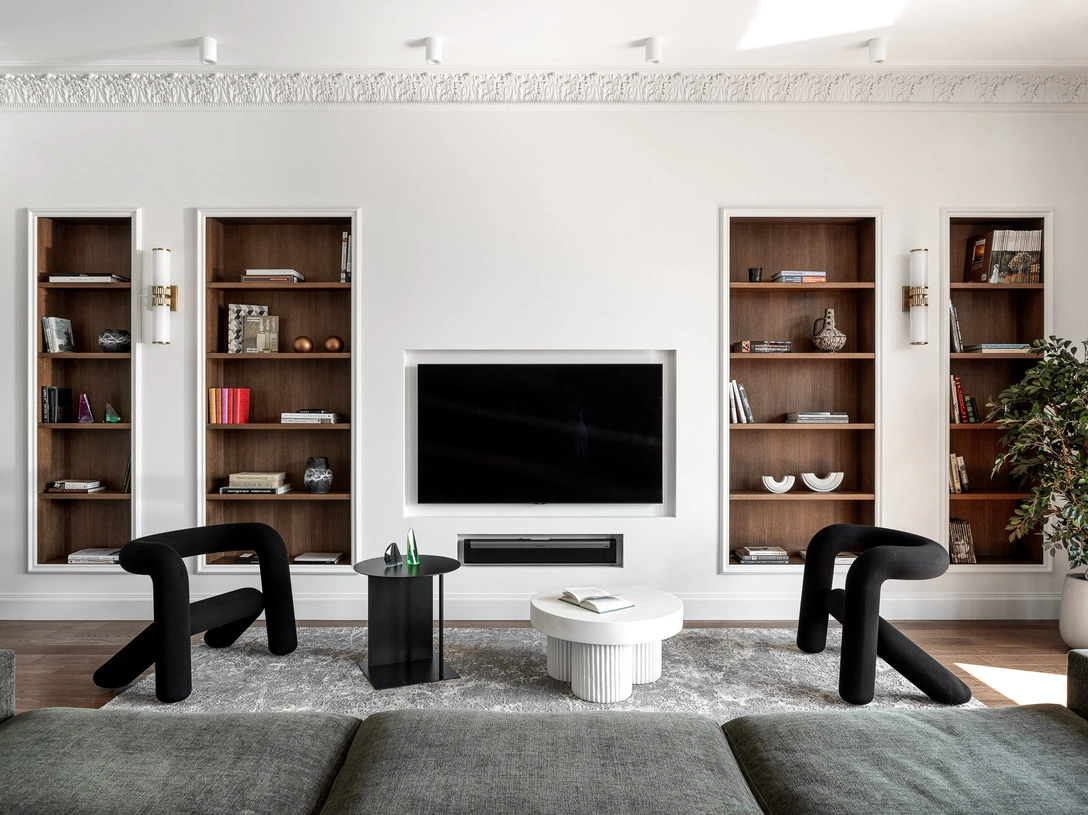 Гостиная. Кресла, Moustache. Журнальный столик, Norr11. Столик, Ferm living. На столике скульптуры Льва Ефимова. Бра, Hudson Valley. Стеллажи изготовлены на заказ. На полках стеллаж вазы Екатерины Пегановой. Ковер, Dovlet House. | Источник: Сергей Красюк. Стиль: Yes We May