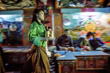 Бутан от заката до рассвета: как веселится золотая молодежь горного королевства