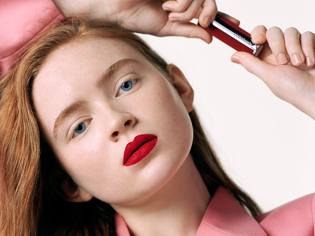 Фото №1 - Сэди Синк — лицо новой рекламной кампании Givenchy Le Rouge Deep Velvet