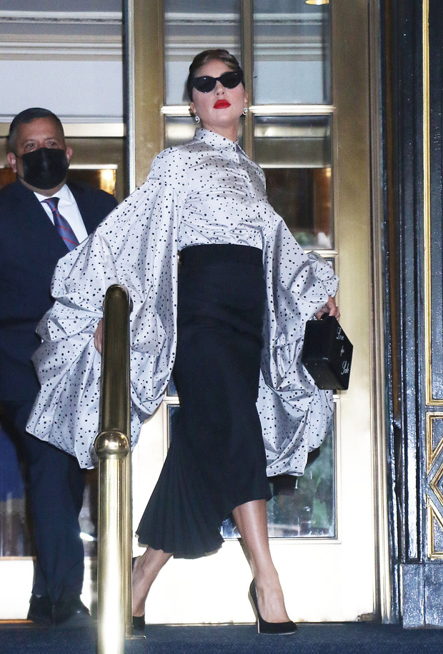 Фото №2 - Блуза с объемными рукавами и юбка, которая визуально стройнит: эффектный выход Леди Гаги