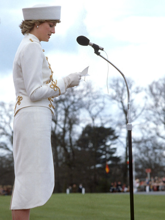Как королевские особы носят белый цвет: 30 вдохновляющих примеров