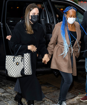 Синие косички на день рождения: Анджелина Джоли в кашемировом пальто и с сумкой Celine гуляет с дочкой-бунтаркой Захарой