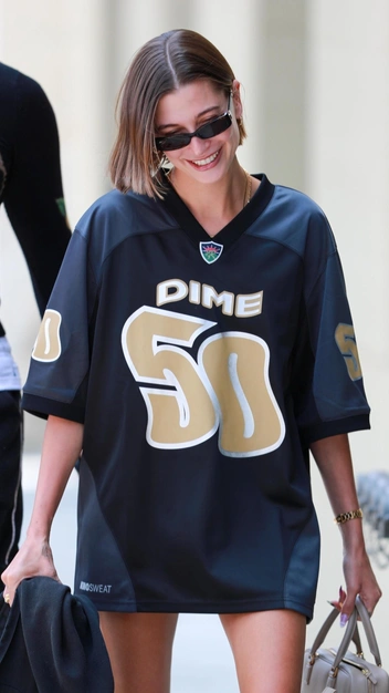 Новый тренд: Хейли Бибер показала, как носить платье с кроссовками и быть моднее всех | marieclaire.ru