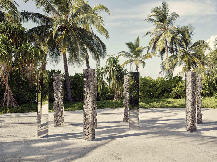 В отеле Patina Maldives появилась серия инсталляций современных художников