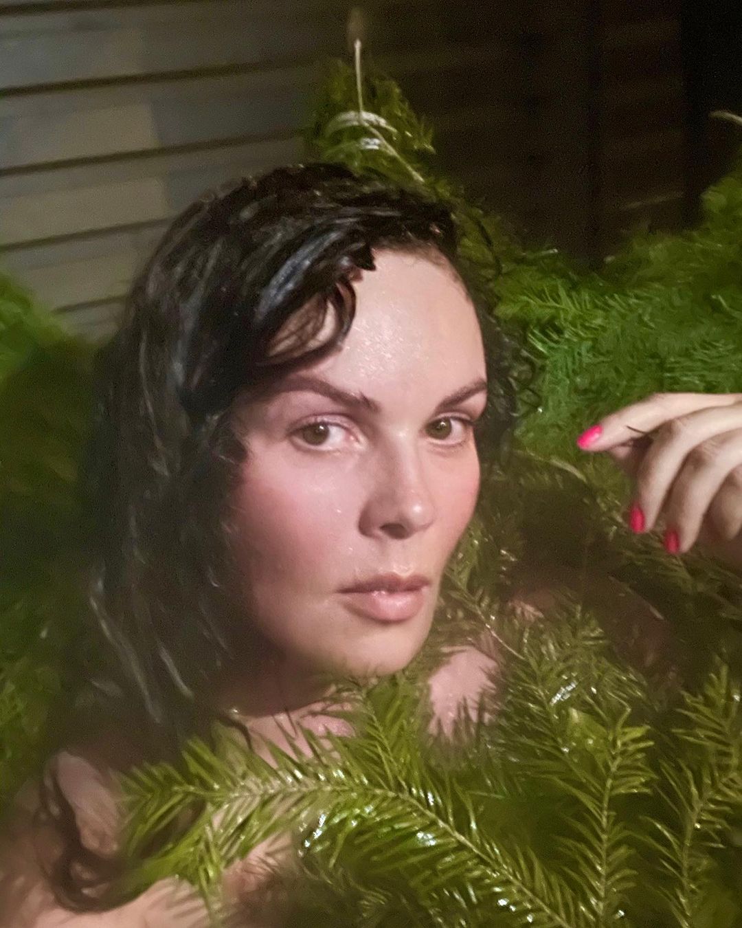 Хейтеры, умойтесь: Екатерина Андреева в одной тряпочке показала себя без макияжа после баньки