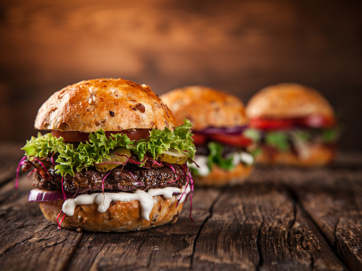 Фото №2 - Готовим гамбургер, чизбургер и чикенбургер: 3 потрясающе вкусных рецепта для любителей фастфуда