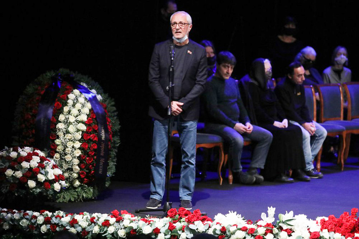 Армена Джигарханяна похоронили в Москве: трансляция