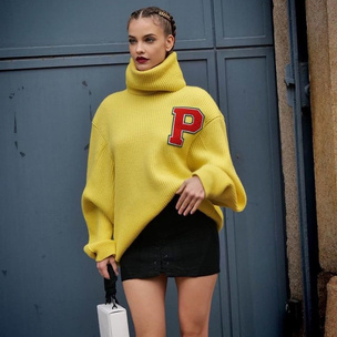Желтый свитер и мини-юбка: Барбара Палвин показала яркий осенний аутфит на Неделе Моды