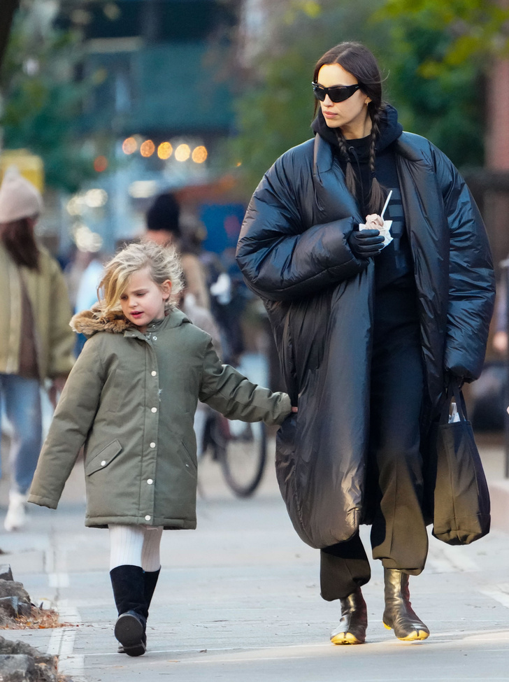 Ирина Шейк в пуховике-одеяле гуляет с дочерью, которая стала копией Брэдли Купера