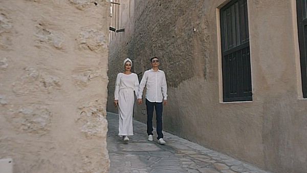 Супруги гуляют по узким улочкам далекого города