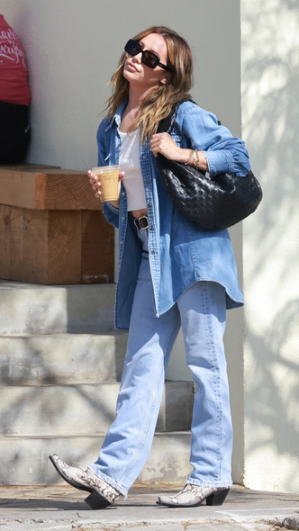 В стиле вестерн: Эшли Тисдейл носит джинсовый тотал-лук с ковбойскими сапогами