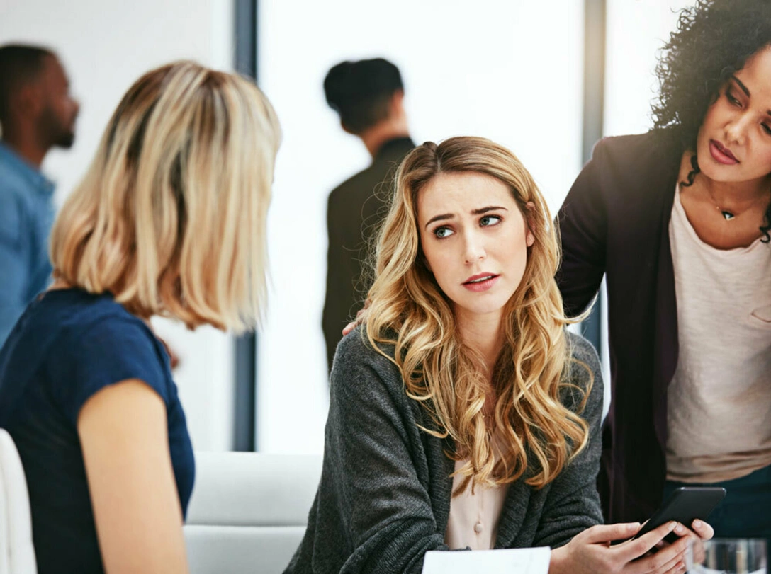 6 признаков токсичных друзей, с которыми пора попрощаться | marieclaire.ru