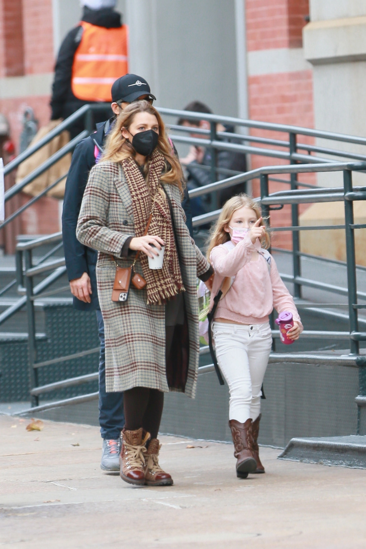 Фото №2 - Семейный выход: Райан Рейнольдс и Блейк Лайвли гуляют с дочерью Инес по рождественскому Нью-Йорку
