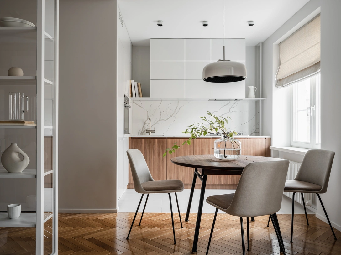 Кухню присоединили к гостиной, мебель сделали на заказ. Стол, DK3. Стулья, &Tradition. Подвесной светильник, Please Wait to be Seated. | Источник: МИХАИЛ ЛОСКУТОВ. СТИЛЬ: Евгения Полешук