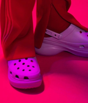 C чем связано возвращение моды на Crocs в 2022 году и еще 4 удивительных факта про эту нелепую обувь