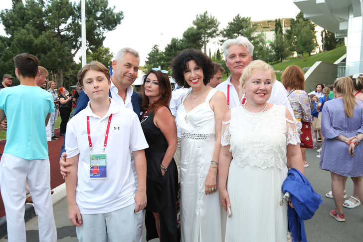Астахов с семьей, Бледанс с сыном, Любовь Руденко и «Ночные волки»: закрытие фестиваля «Алые паруса»
