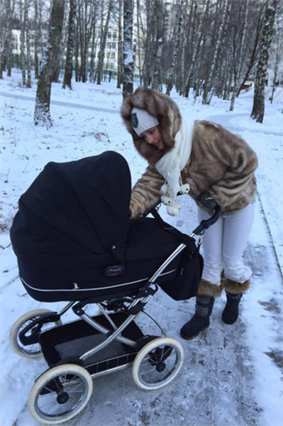 Анна Михайловская с самого раннего возраста приучает сына к суровым условиям московской зимы