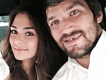 Овечкин и Шубская принимают поздравления со свадьбой