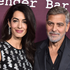 Амаль Клуни впервые после слухов о беременности вышла на красную дорожку