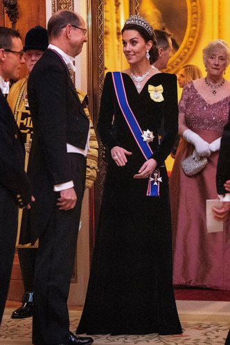 Причуды принцессы: зачем Кейт Миддлтон покупает все платья в двух цветах