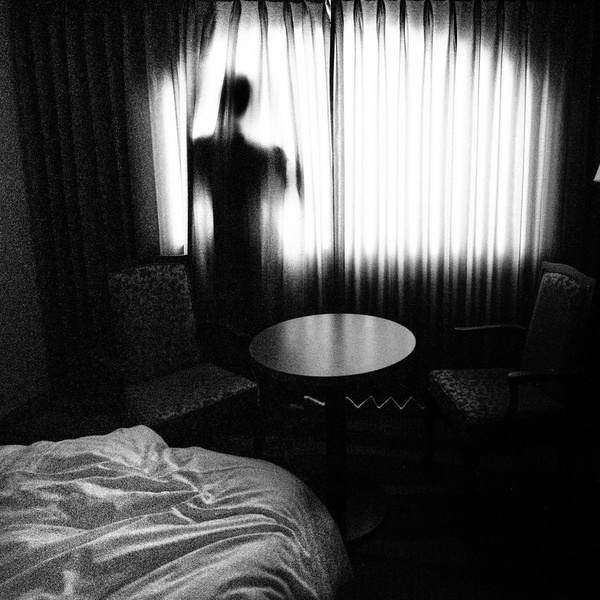 Не призрак и не дух: научно объясняем, почему иногда кажется, что в комнате кто-то есть