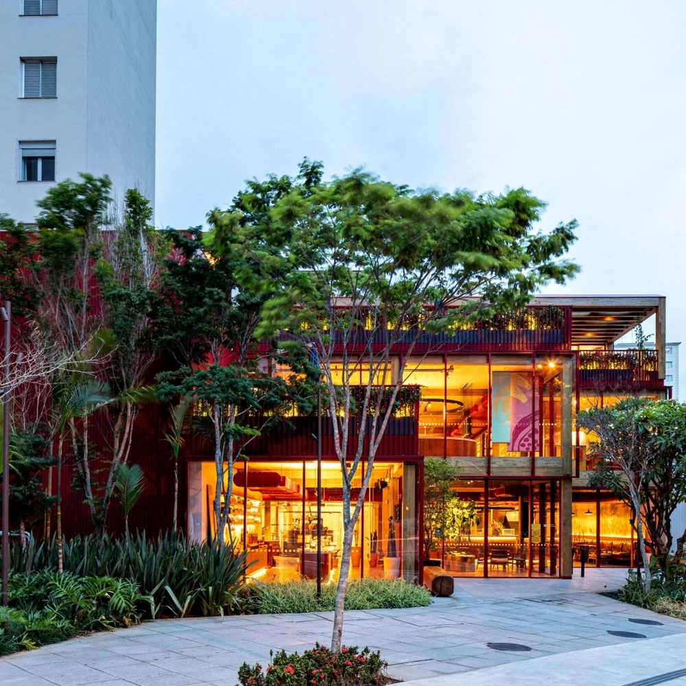 Панорамное остекление магазина сразу привлекает внимание к происходящим внутри процессам. | Источник: Фран Паренте