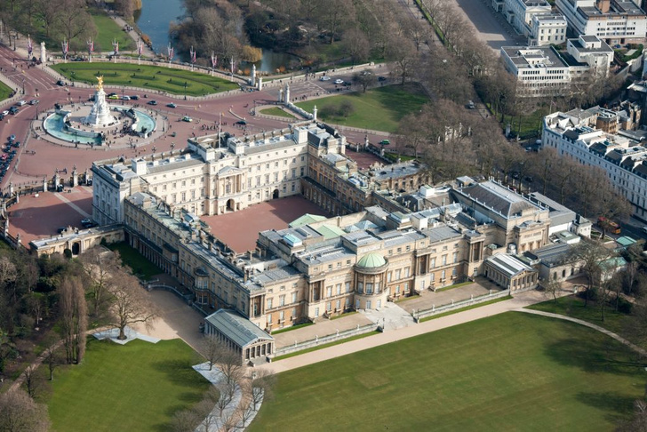 240 спален, 78 ванных и бассейн: Букингемский дворец выставлен на продажу