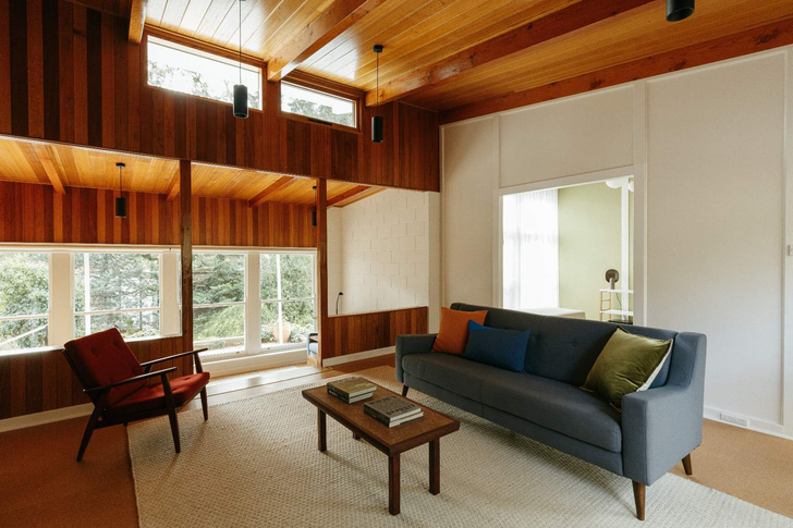 Модернистский дом с деревянным потолком в Австралии
