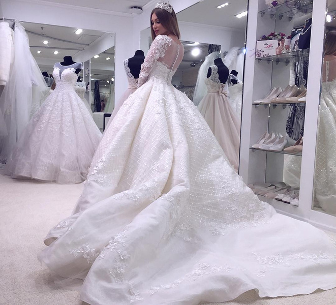 Евгения Феофилактова выбирает свадебное платье