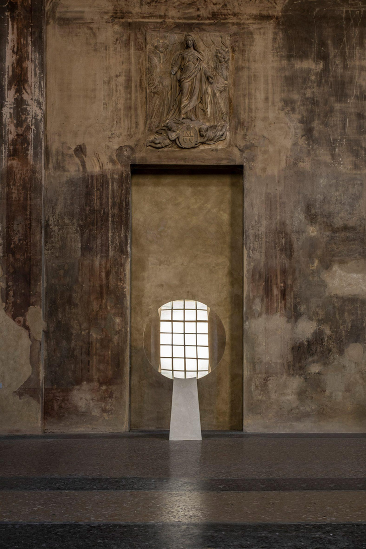 Выставка дизайна Desacralized в заброшенной церкви в Милане