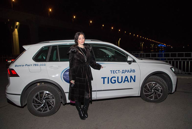 Блондинка, брюнетка и шатенка за рулем Volkswagen Tiguan
