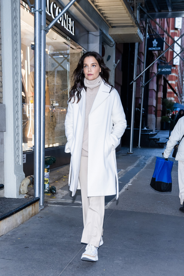 Белое пальто — главная находка 2022. Доказывает Кэти Холмс