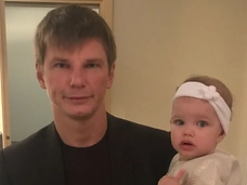 Алиса Аршавина обнародовала редкие кадры с мужем и дочкой
