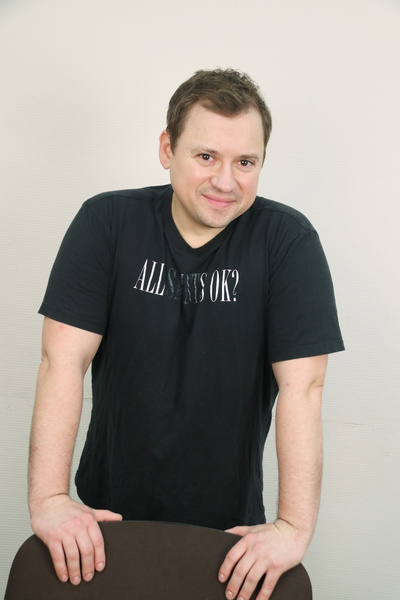 «Мне не нужна табуреточка, я нормального роста!»: Гайдулян со стулом набросился на звезду Comedy Club