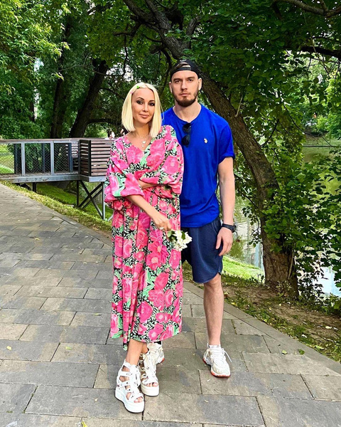 Лера Кудрявцева гуляет по Москве в самом неудачном платье лета-2023