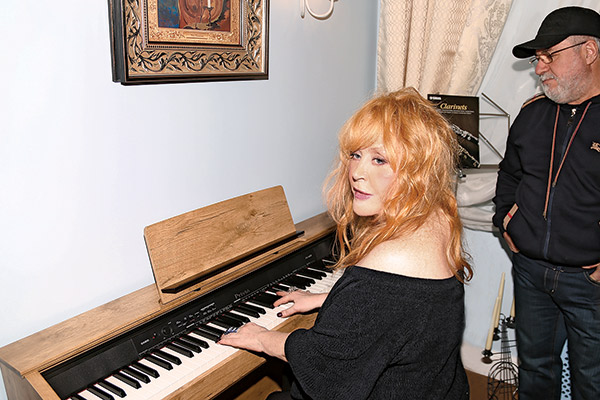 Во время официального  открытия школы – 12 февраля  – Алла Борисовна сама села за  фортепиано