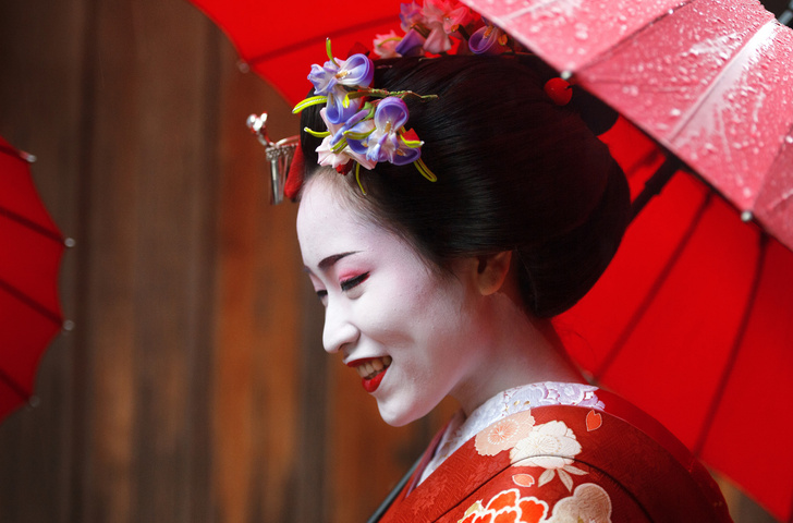 Сбритые брови и другие странные бьюти-ритуалы гейши, без которых она не выйдет к гостям