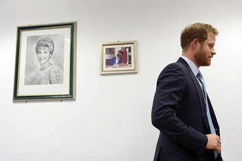 «Я знаю, что ты чувствуешь»: принц Гарри поддержал детей, потерявших своих родных