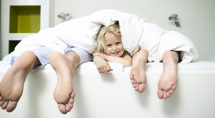 С какого возраста ребенку пора спать отдельно от родителей?
