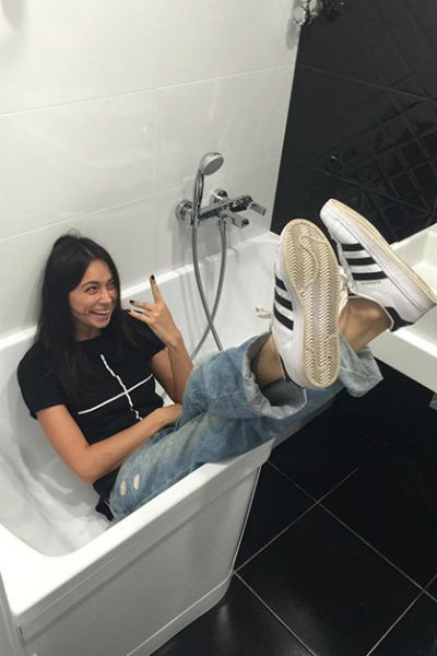 Самбурская демонстрирует размер ванны в своей квартире