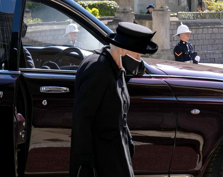 Слезы душат: Елизавета II взяла с собой на похороны мужа их совместное фото