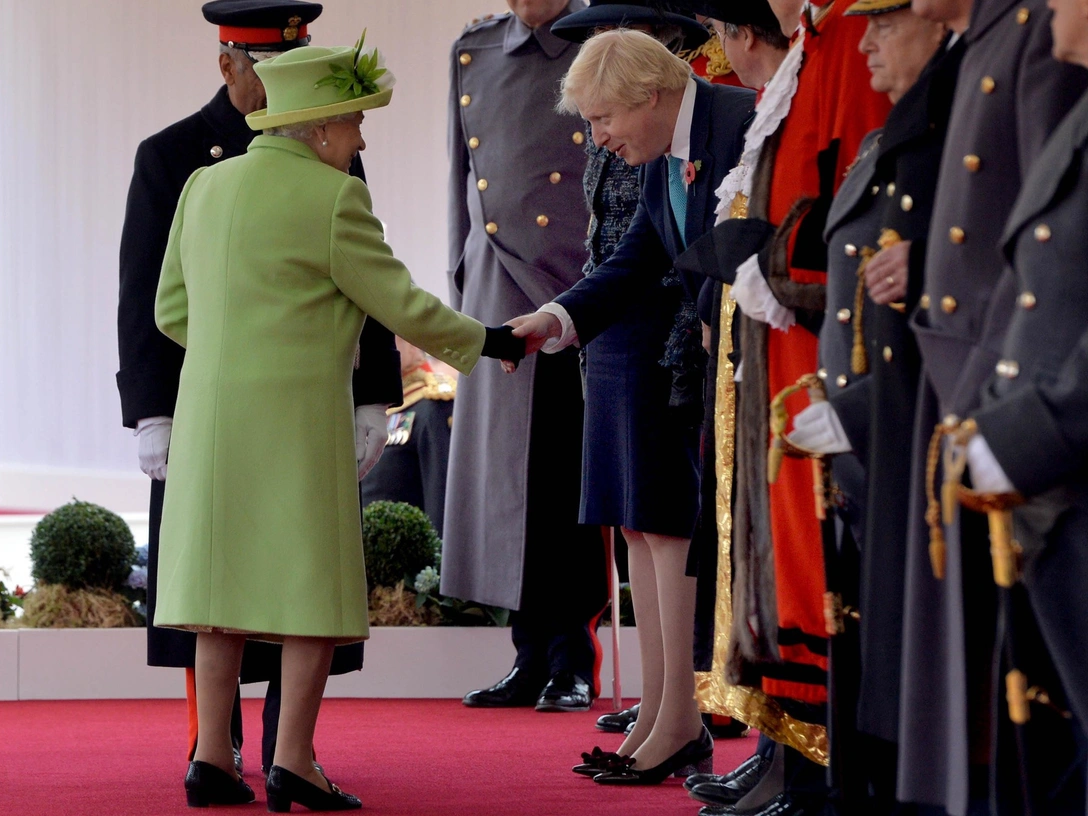Неловко и натянуто: «странные» отношения Королевы и Бориса Джонсона — от нарушений протокола до унизительных извинений | marieclaire.ru
