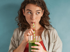 Жвачка и трубочки в напитках: эти 8 неочевидных привычек крадут вашу молодость
