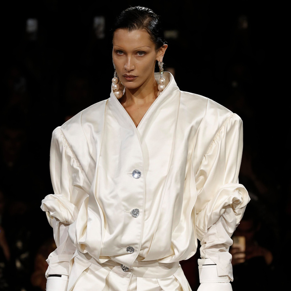 Крупные серьги как у Беллы Хадид на Неделе моды в Париже — самое модное украшение на осень 2022