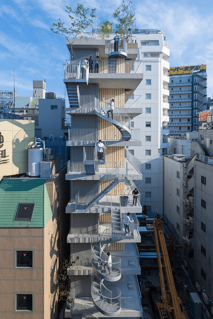 Отель с лестницами на фасаде в Токио