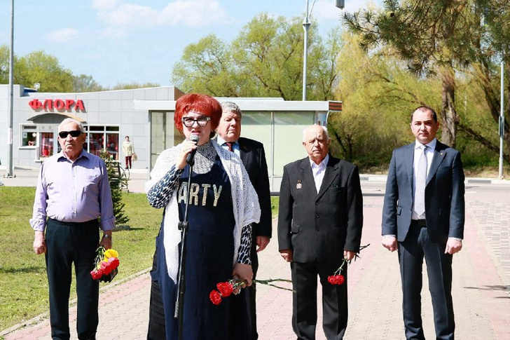 Российская чиновница пришла на траурное мероприятие в платье с надписью «Party»