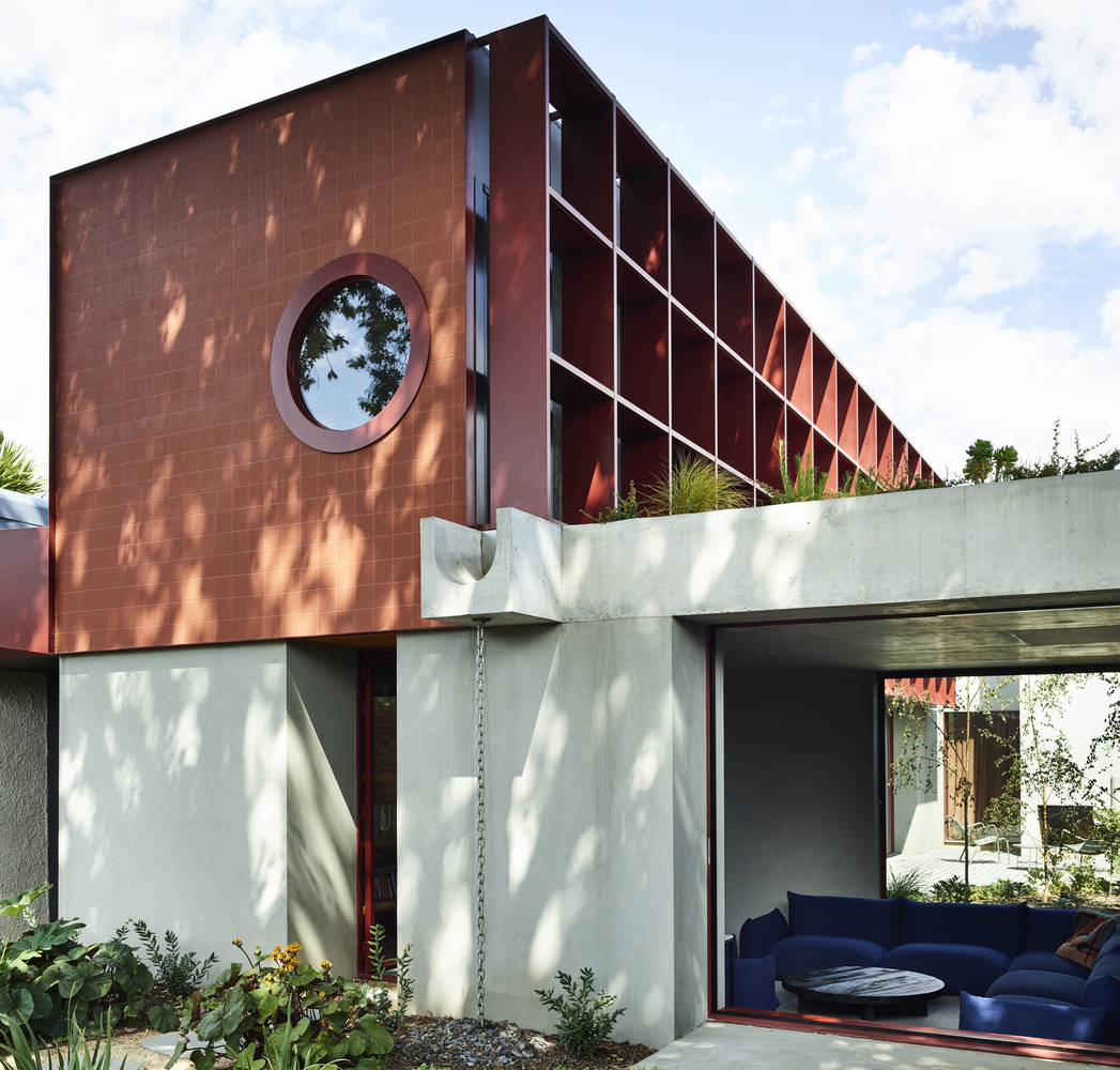 Дом с дубом во дворе и зеленой крышей в Австралии | Источник: Дерек Суолвелл