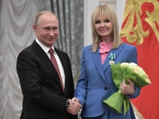 Владимир Путин наградил Валерию орденом